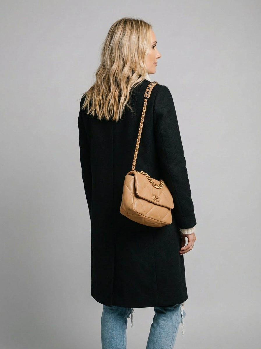 Abrigo de Mujer de Corte Clásico y Botones